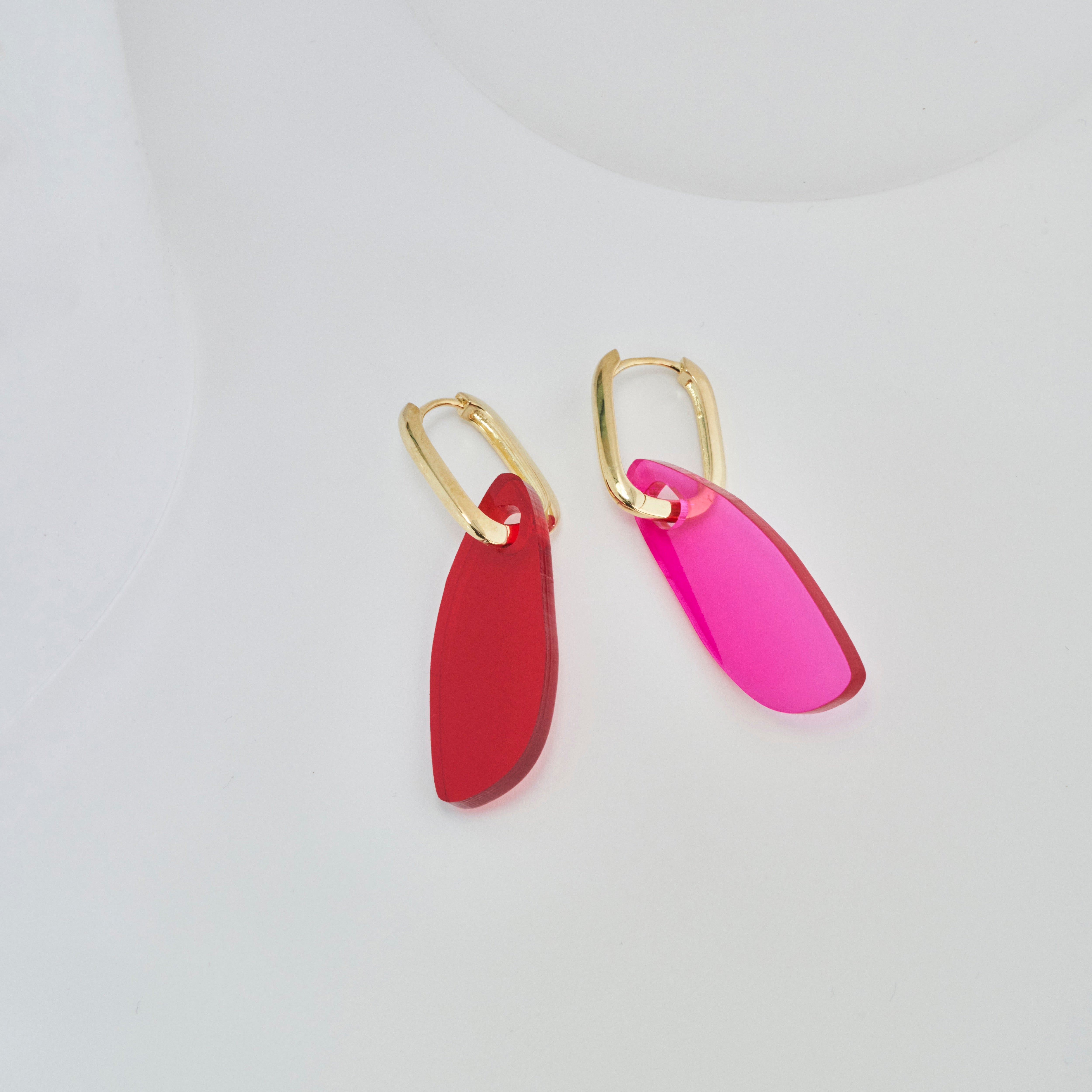 Eva - mix pink and red-acrylic glass-Veronica Antonucci-Vergoldete Kreole-Veronica Antonucci-nachhaltige-statement-ohrringe-schweiz