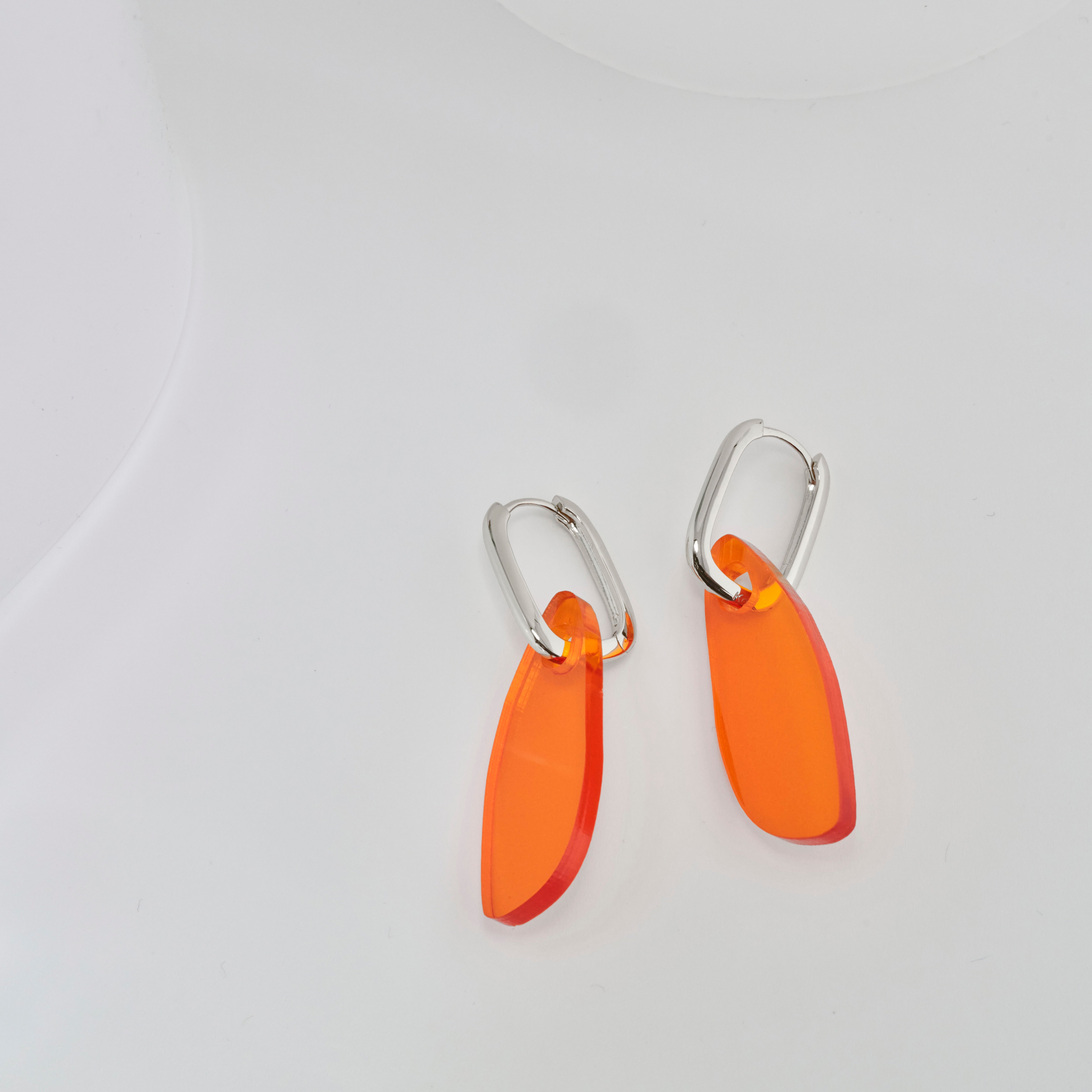 Eva - orange-acrylic glass-Veronica Antonucci-Silber Kreole-Veronica Antonucci-nachhaltige-statement-ohrringe-schweiz