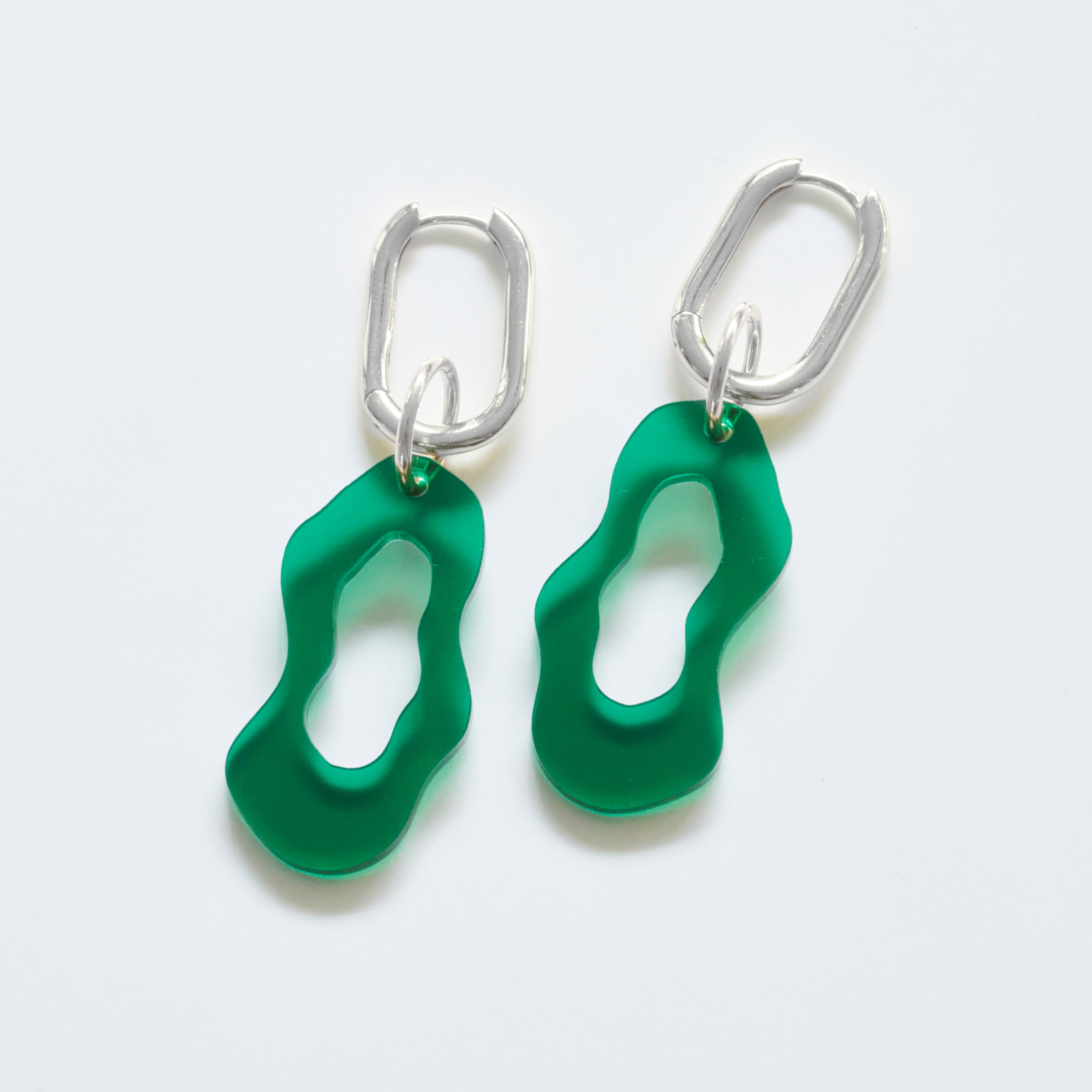 Gigi - dark green-Veronica Antonucci-Silber Kreole-Veronica Antonucci-nachhaltige-statement-ohrringe-schweiz