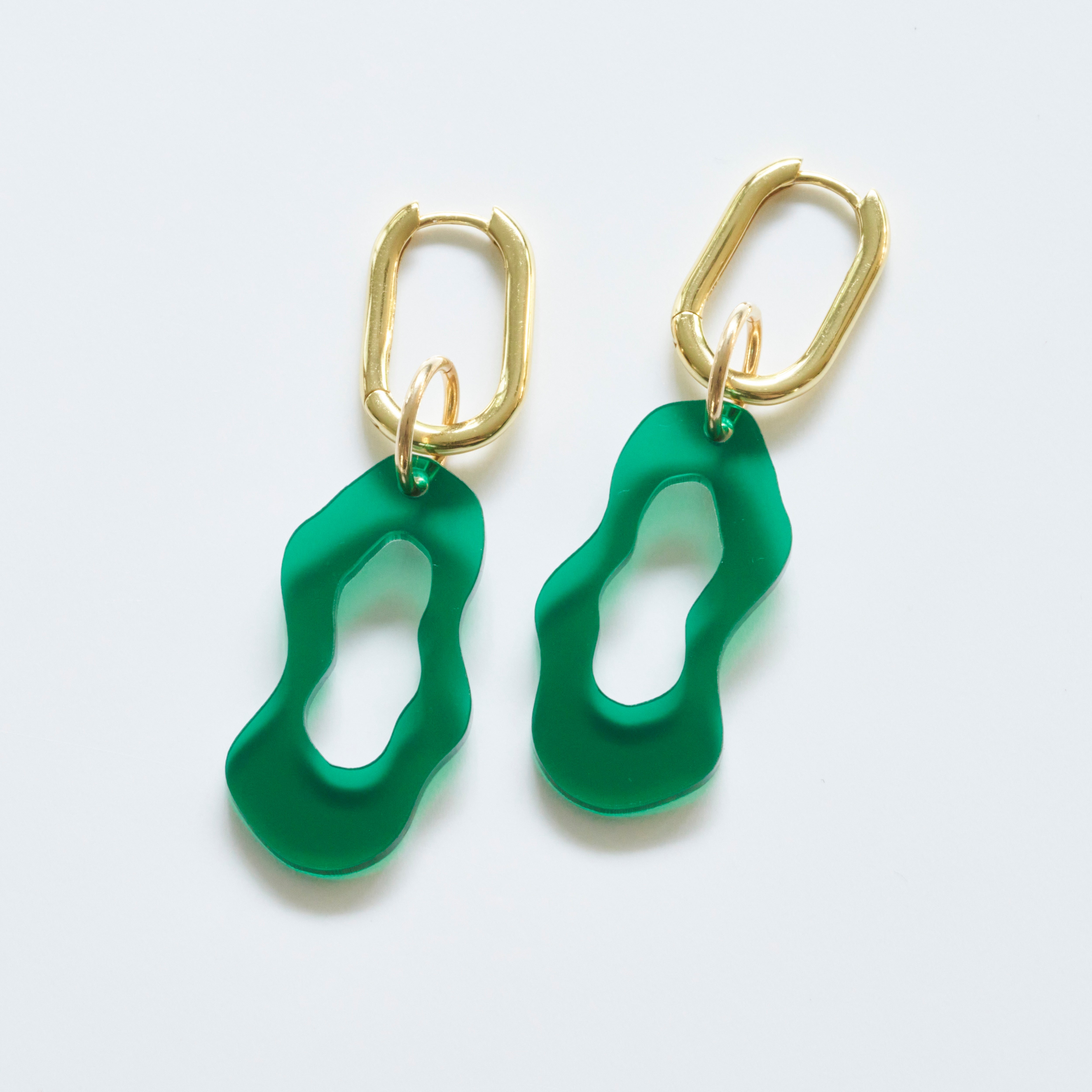 Gigi - dark green-Veronica Antonucci-Vergoldete Kreole-Veronica Antonucci-nachhaltige-statement-ohrringe-schweiz