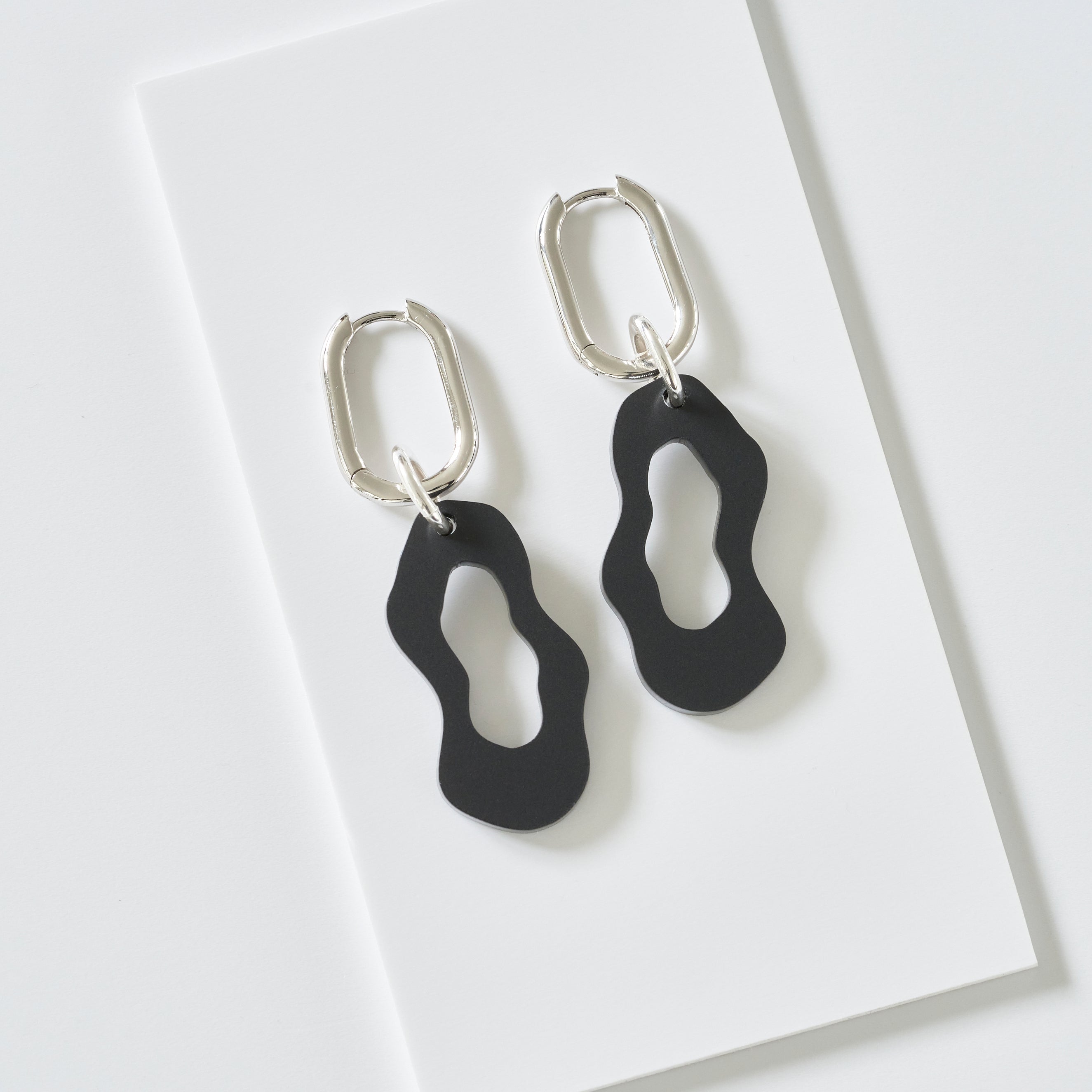 Gigi - frosted black-Veronica Antonucci-Silber Kreole-Veronica Antonucci-nachhaltige-statement-ohrringe-schweiz