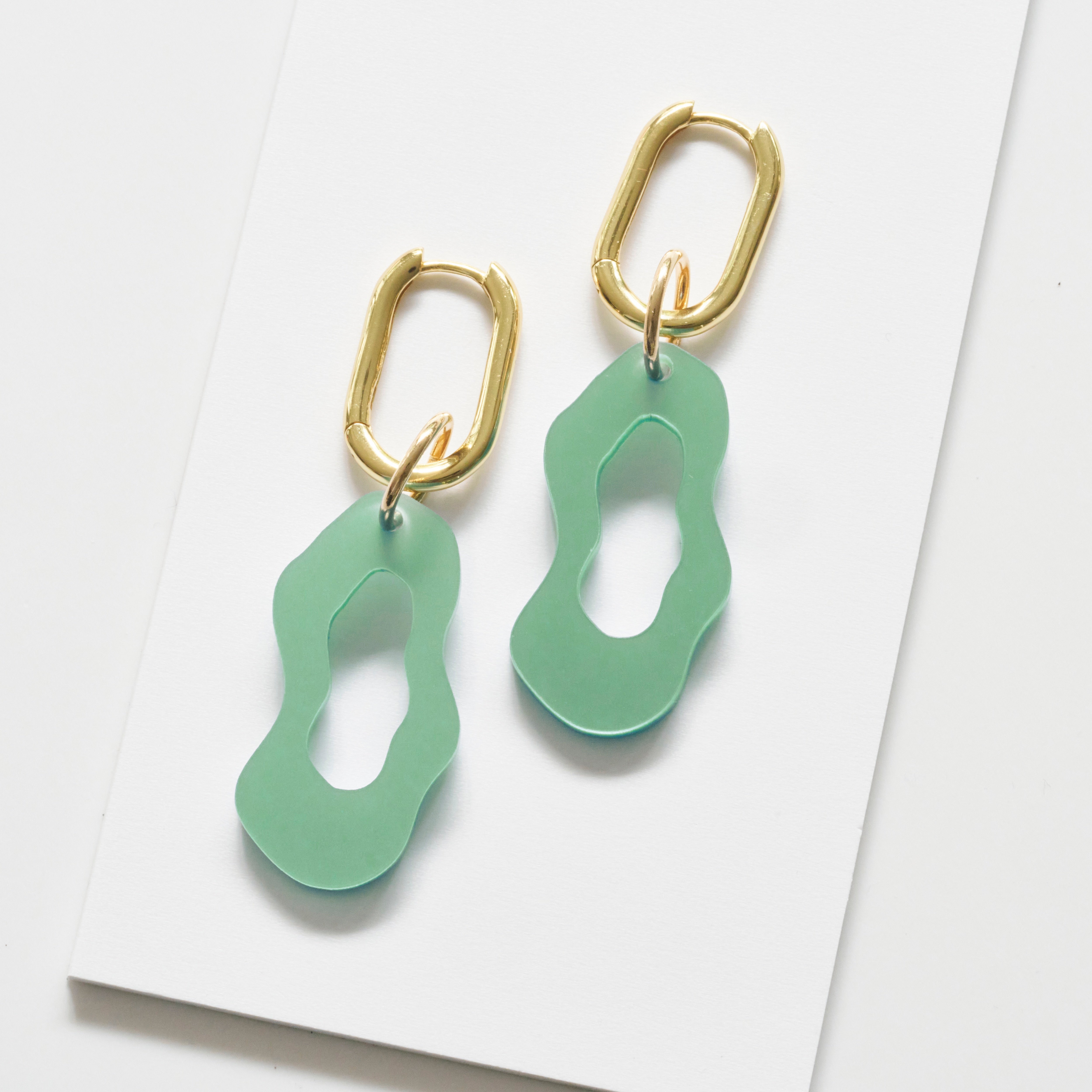 Gigi - pearly green-Veronica Antonucci-Vergoldete Kreole-Veronica Antonucci-nachhaltige-statement-ohrringe-schweiz