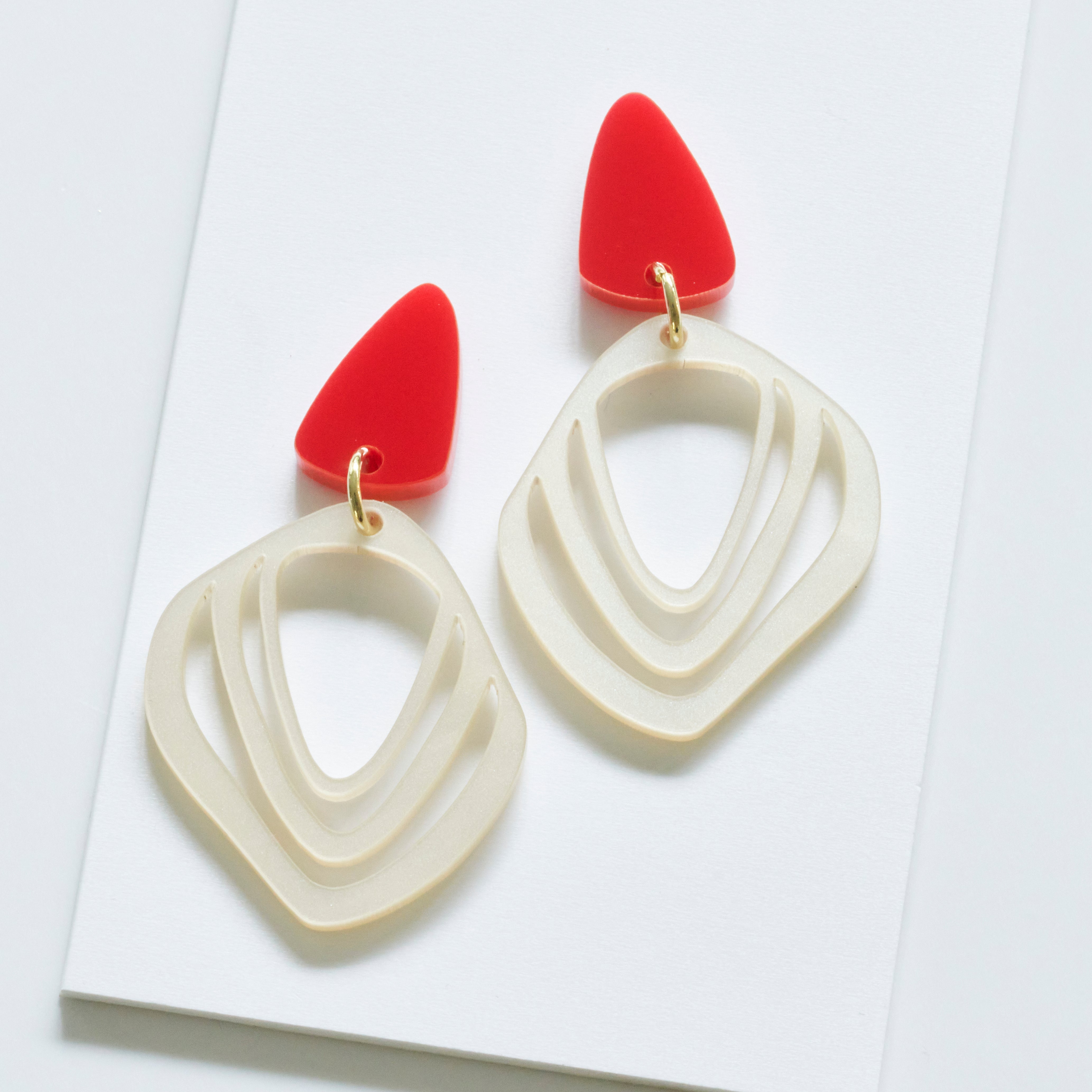 Iluska - pearl and poppy-acrylic glass-Veronica Antonucci-Veronica Antonucci-nachhaltige-statement-ohrringe-schweiz