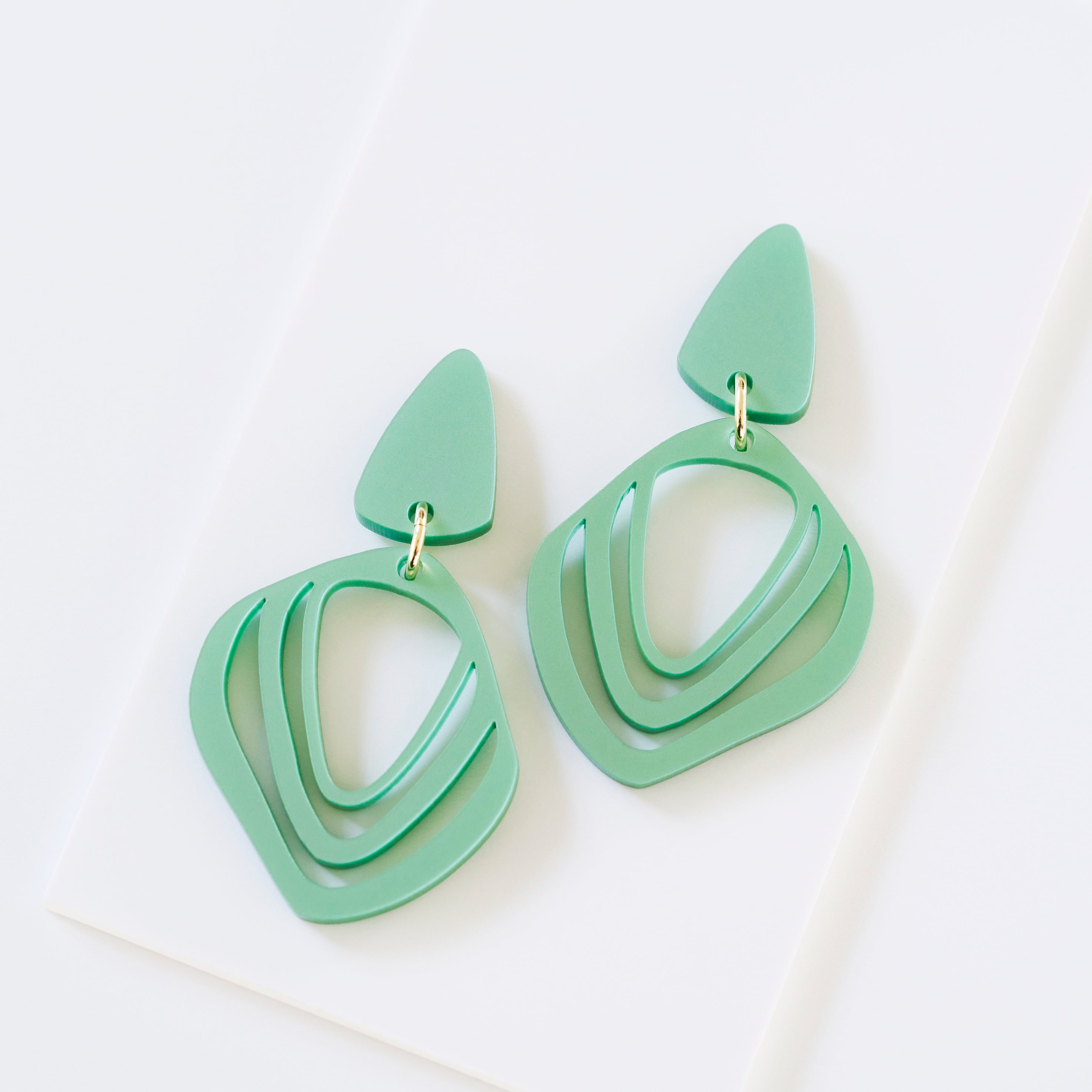 Iluska - pearly green-acrylic glass-Veronica Antonucci-Veronica Antonucci-nachhaltige-statement-ohrringe-schweiz