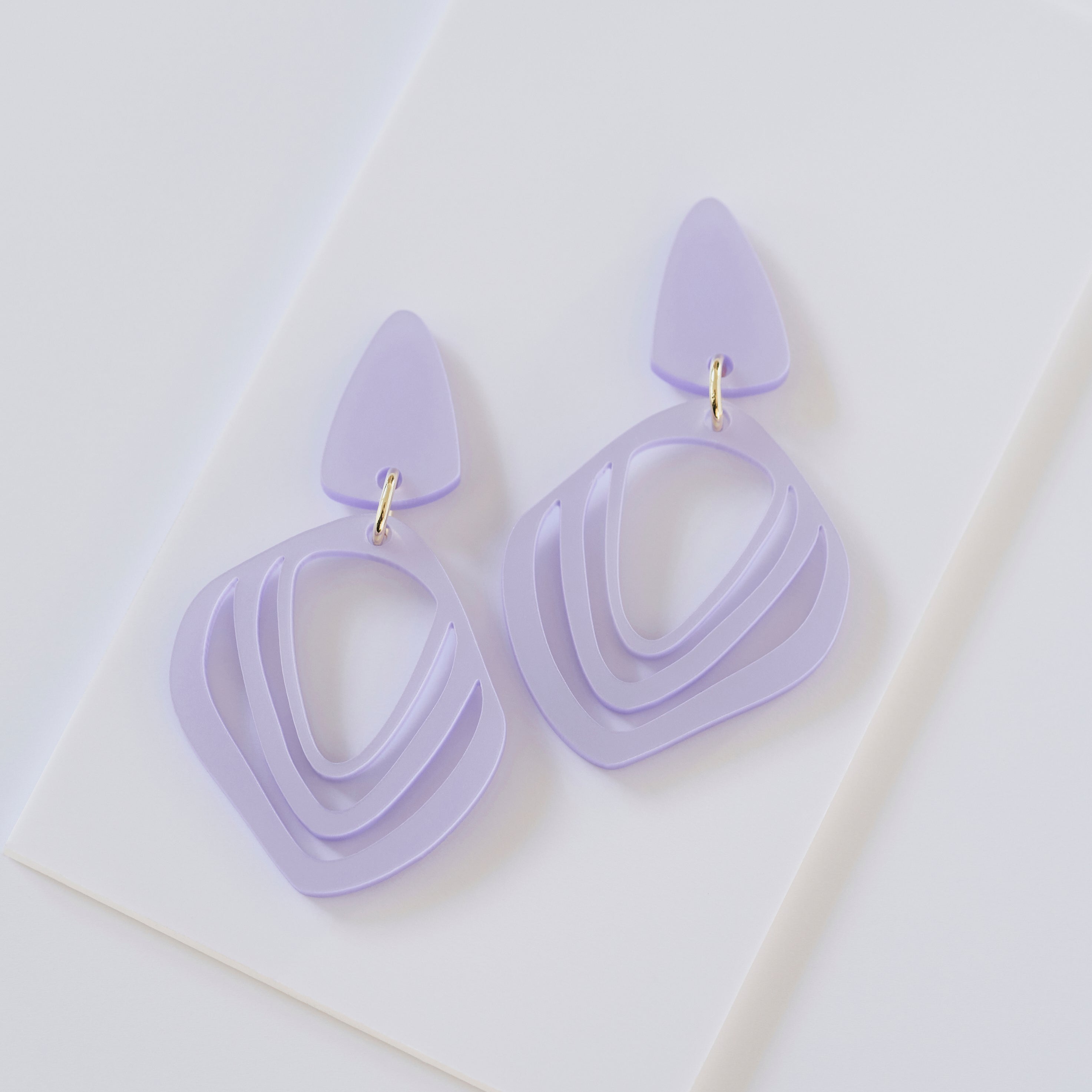 Iluska-acrylic glass-Veronica Antonucci-pearly lavender-Veronica Antonucci-nachhaltige-statement-ohrringe-schweiz