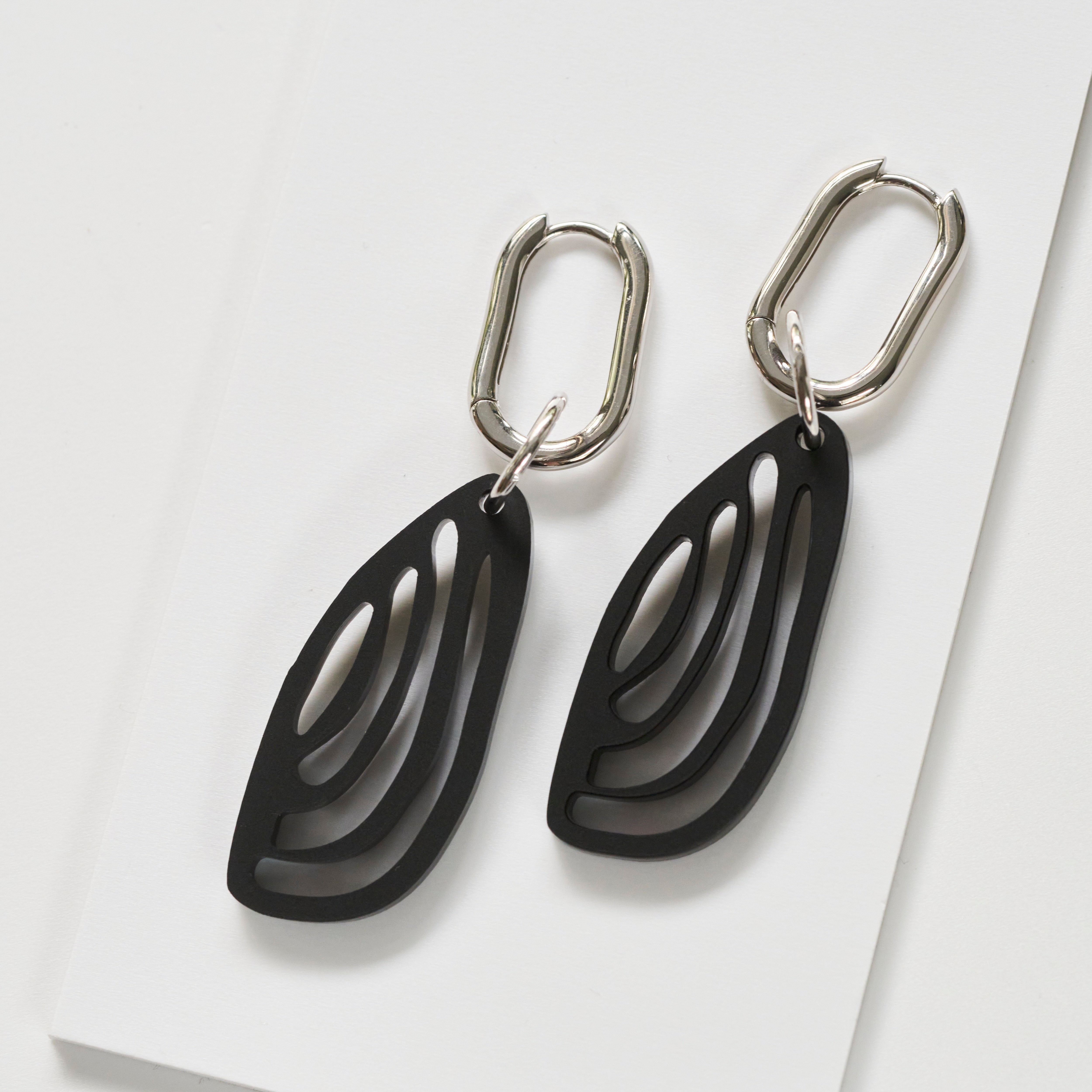 Kiana - frosted black-acrylic glass-Veronica Antonucci-Silber Kreole-Veronica Antonucci-nachhaltige-statement-ohrringe-schweiz