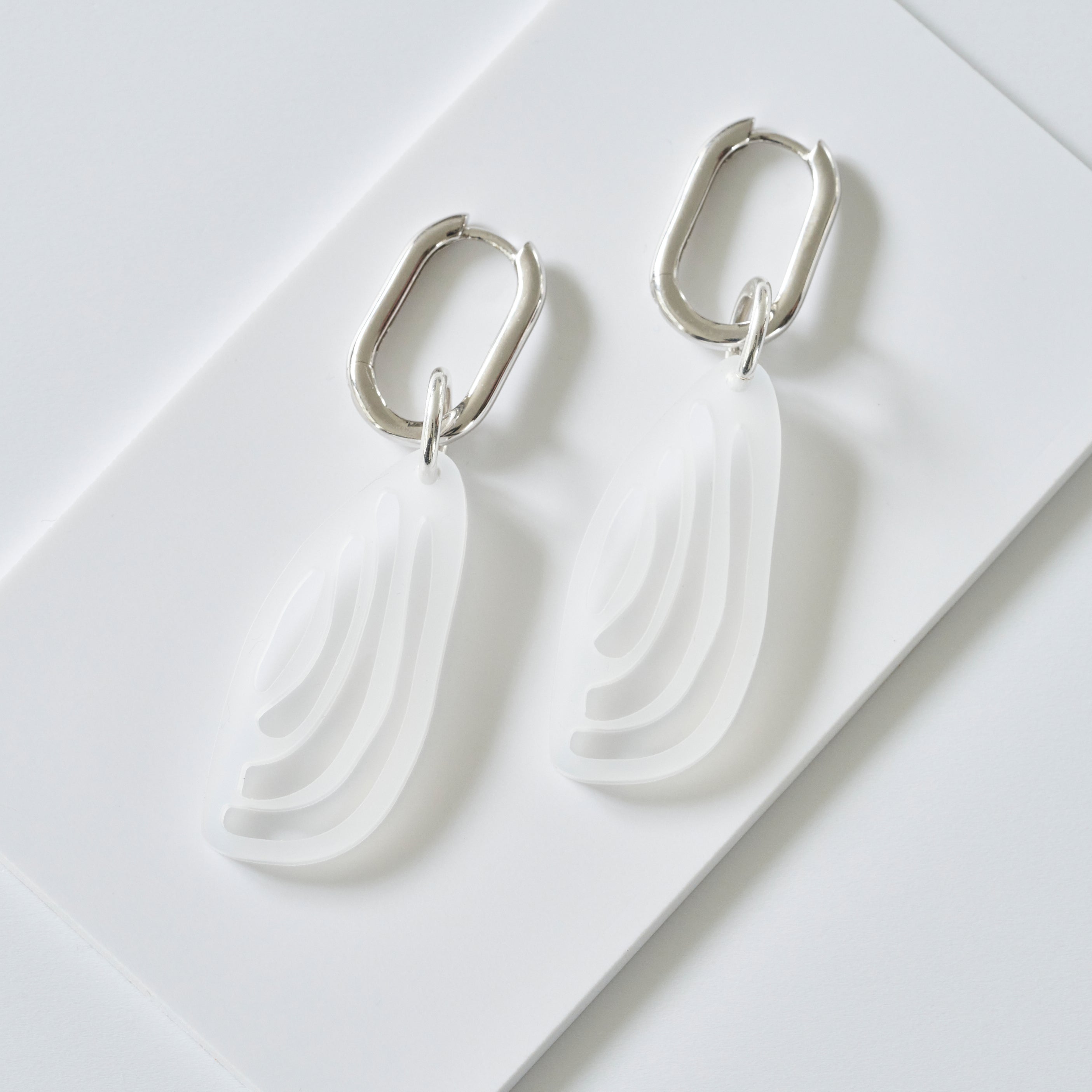 Kiana - frosted white-acrylic glass-Veronica Antonucci-Silber Kreole-Veronica Antonucci-nachhaltige-statement-ohrringe-schweiz