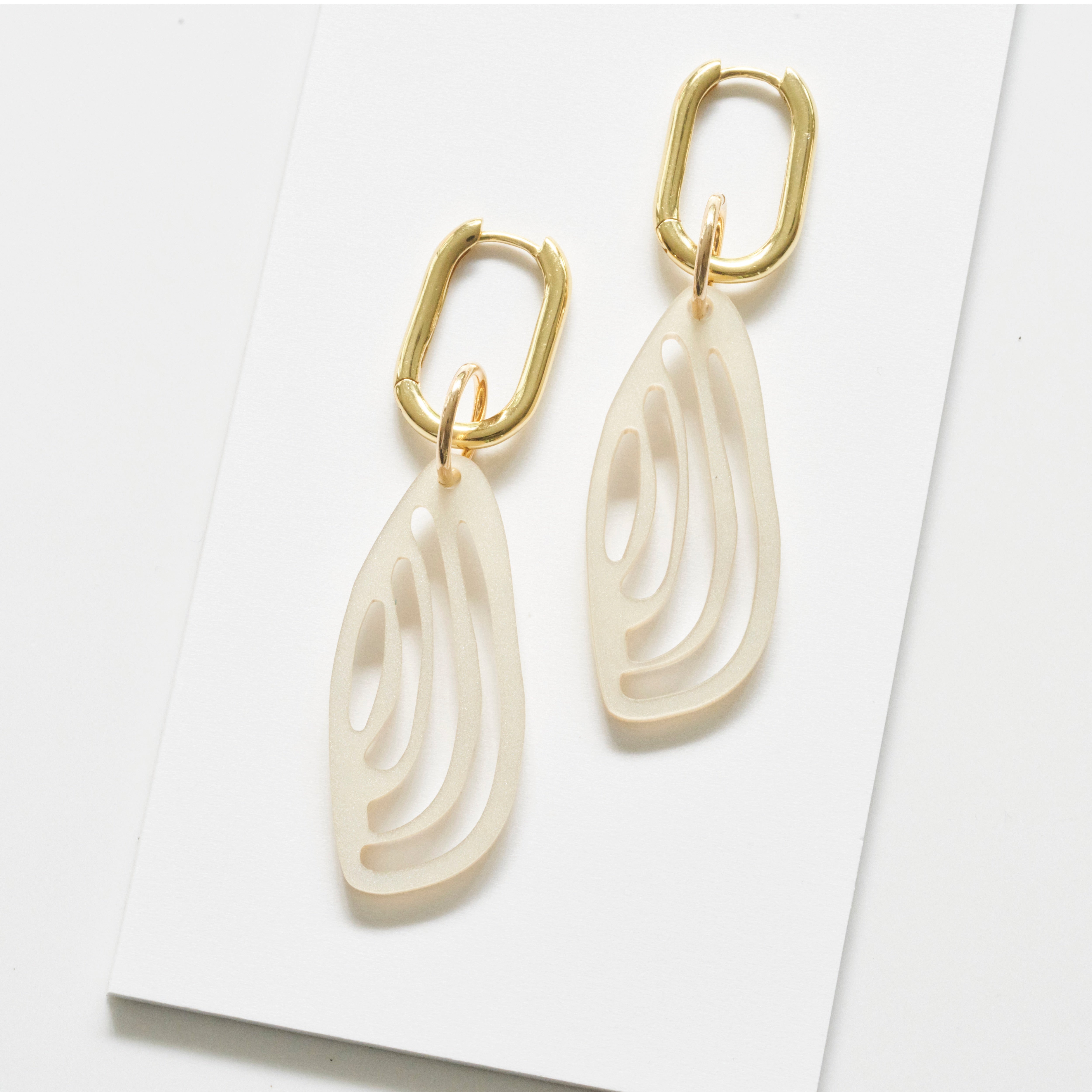 Kiana - pearl-acrylic glass-Veronica Antonucci-Vergoldete Kreole-Veronica Antonucci-nachhaltige-statement-ohrringe-schweiz