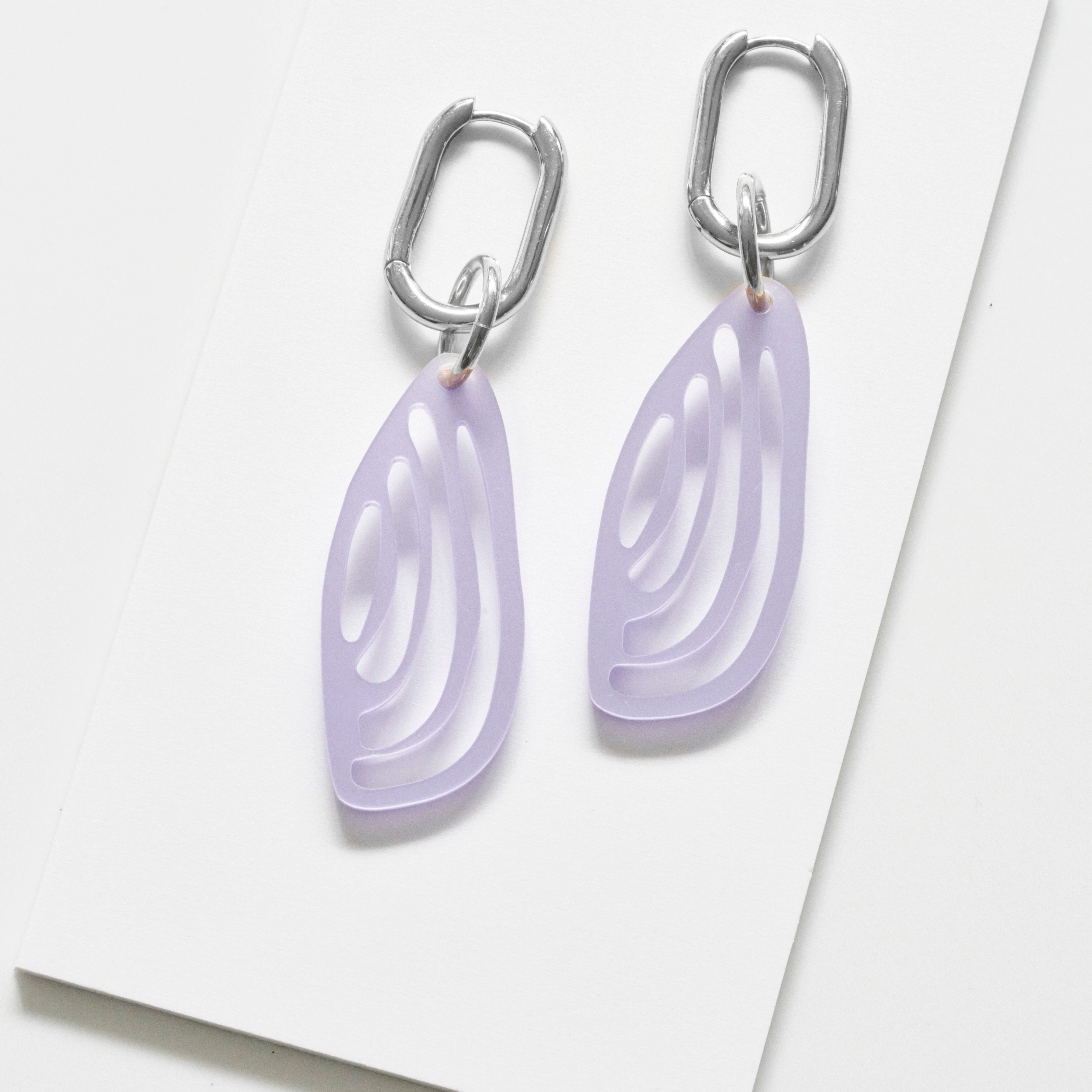 Kiana - pearly lavender-acrylic glass-Veronica Antonucci-Silber Kreole-Veronica Antonucci-nachhaltige-statement-ohrringe-schweiz