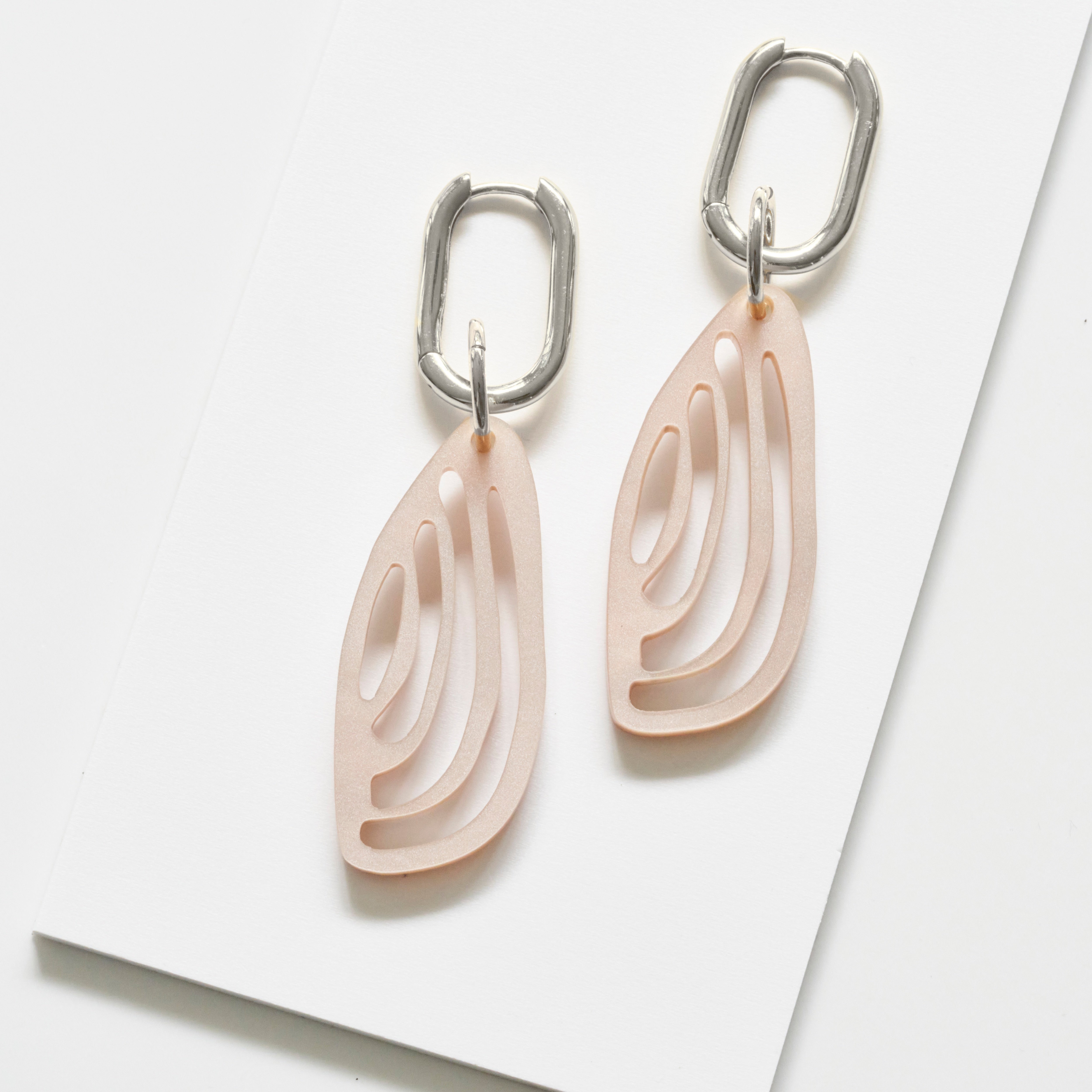 Kiana - pearly rose-acrylic glass-Veronica Antonucci-Silber Kreole-Veronica Antonucci-nachhaltige-statement-ohrringe-schweiz