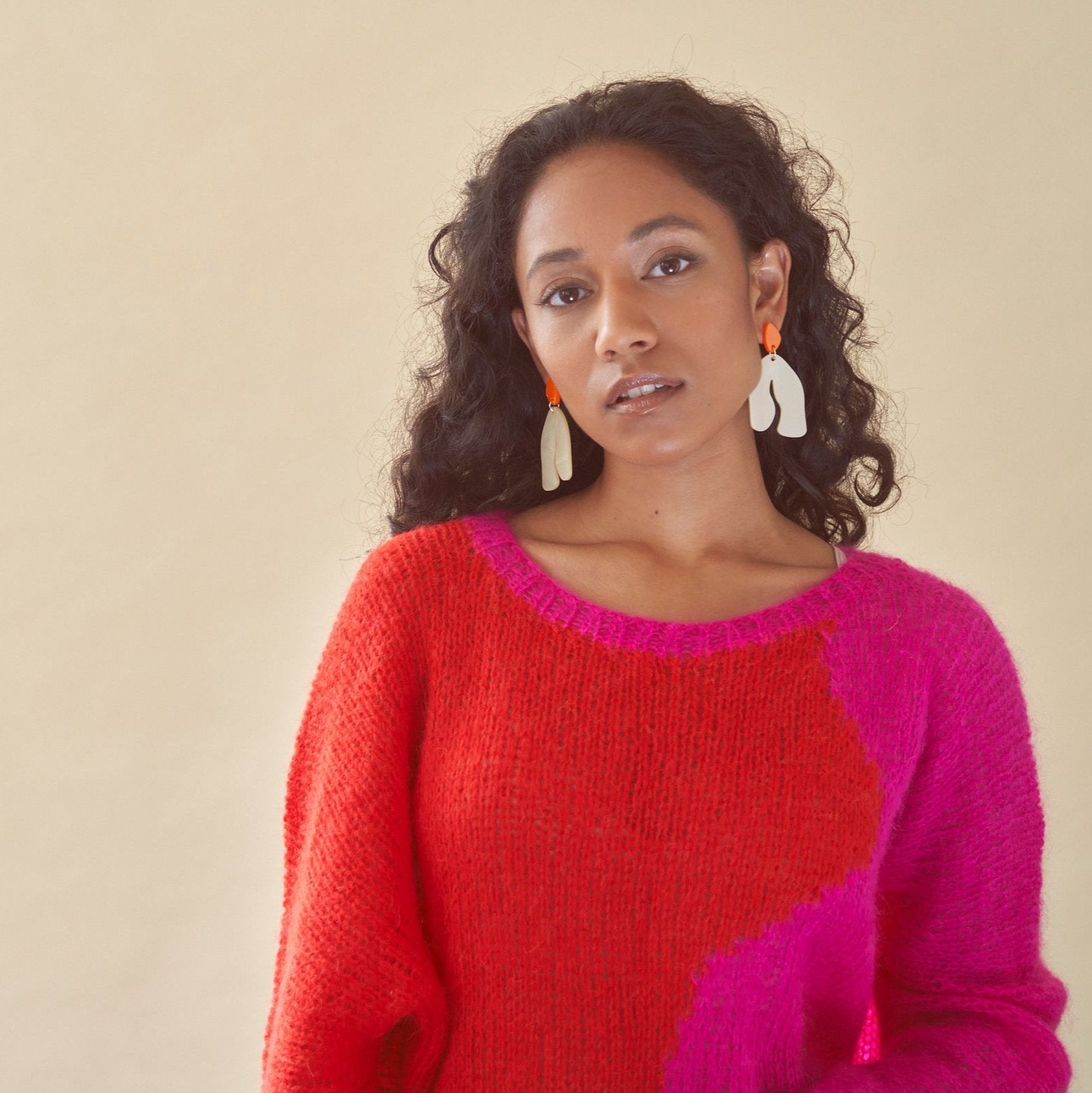 Kim - pearl and tangerine-Veronica Antonucci-Veronica Antonucci-nachhaltige-statement-ohrringe-schweiz