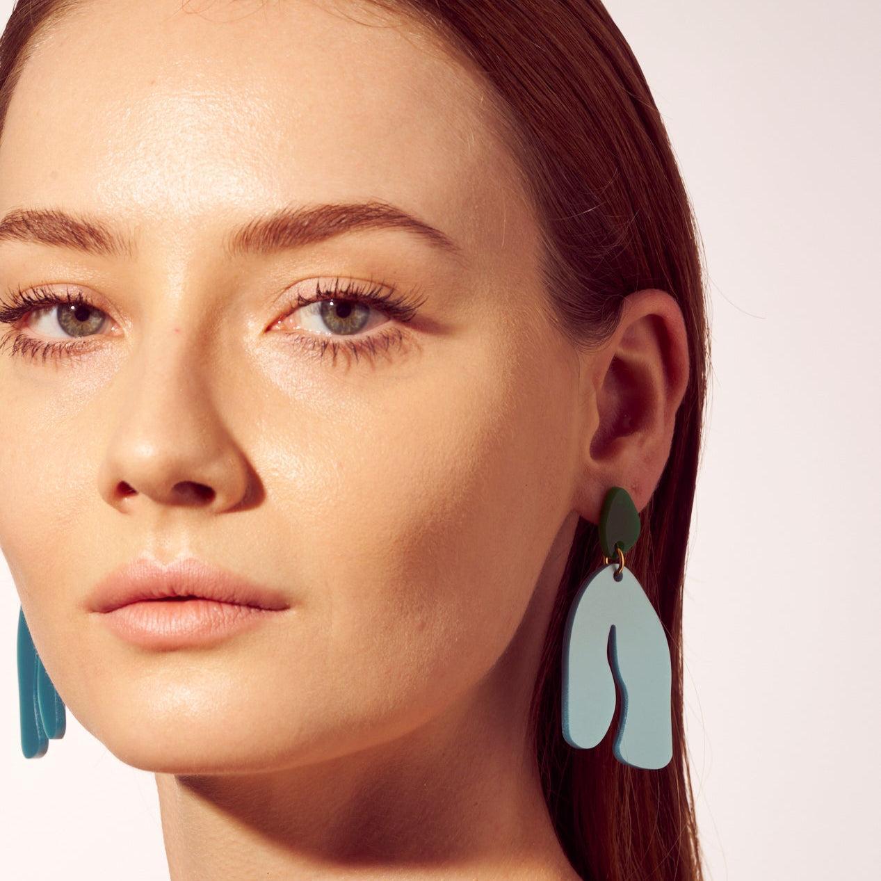 Kim - pearly blue & jungle-Veronica Antonucci-Veronica Antonucci-nachhaltige-statement-ohrringe-schweiz