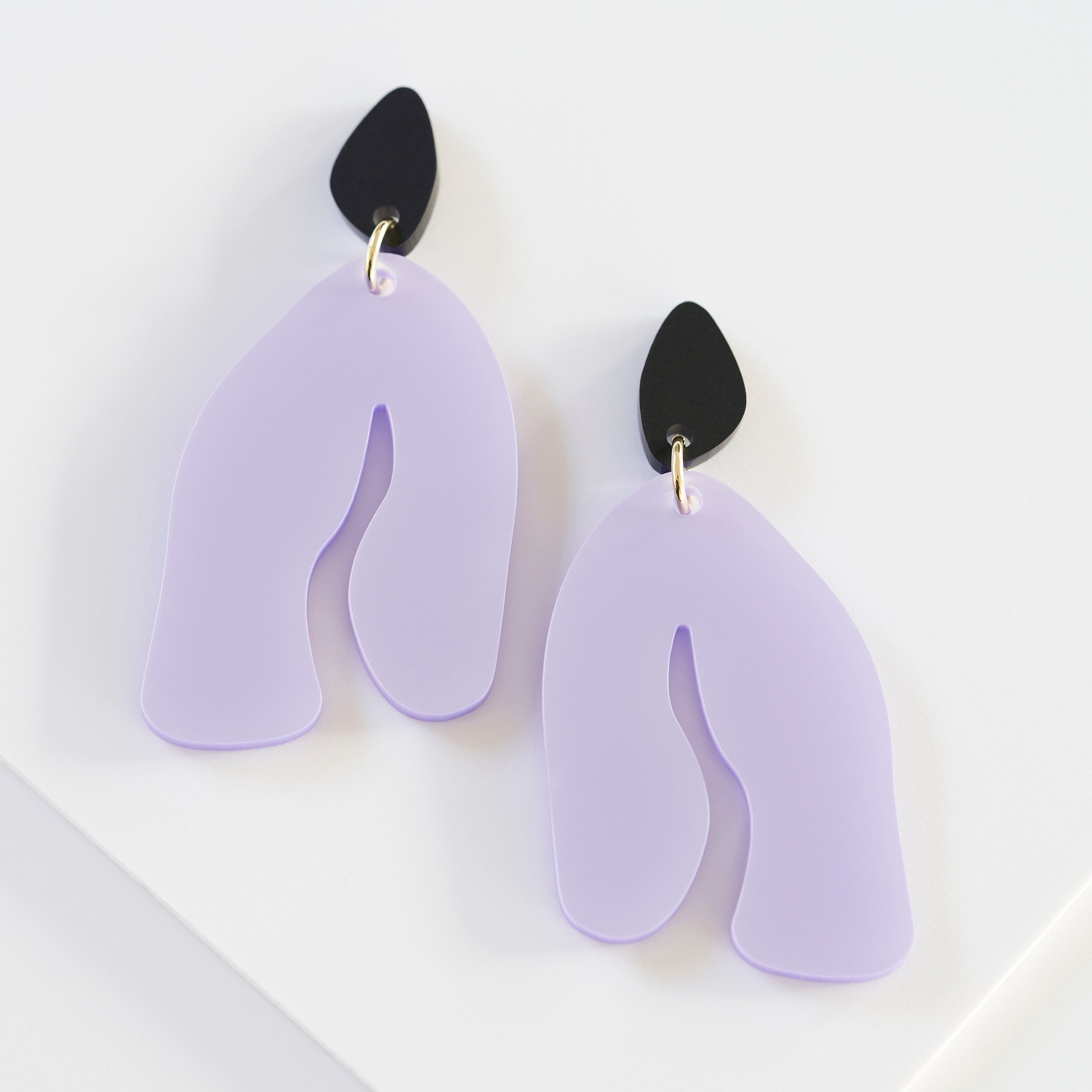 Kim - pearly lavender and frosted black-Veronica Antonucci-Veronica Antonucci-nachhaltige-statement-ohrringe-schweiz