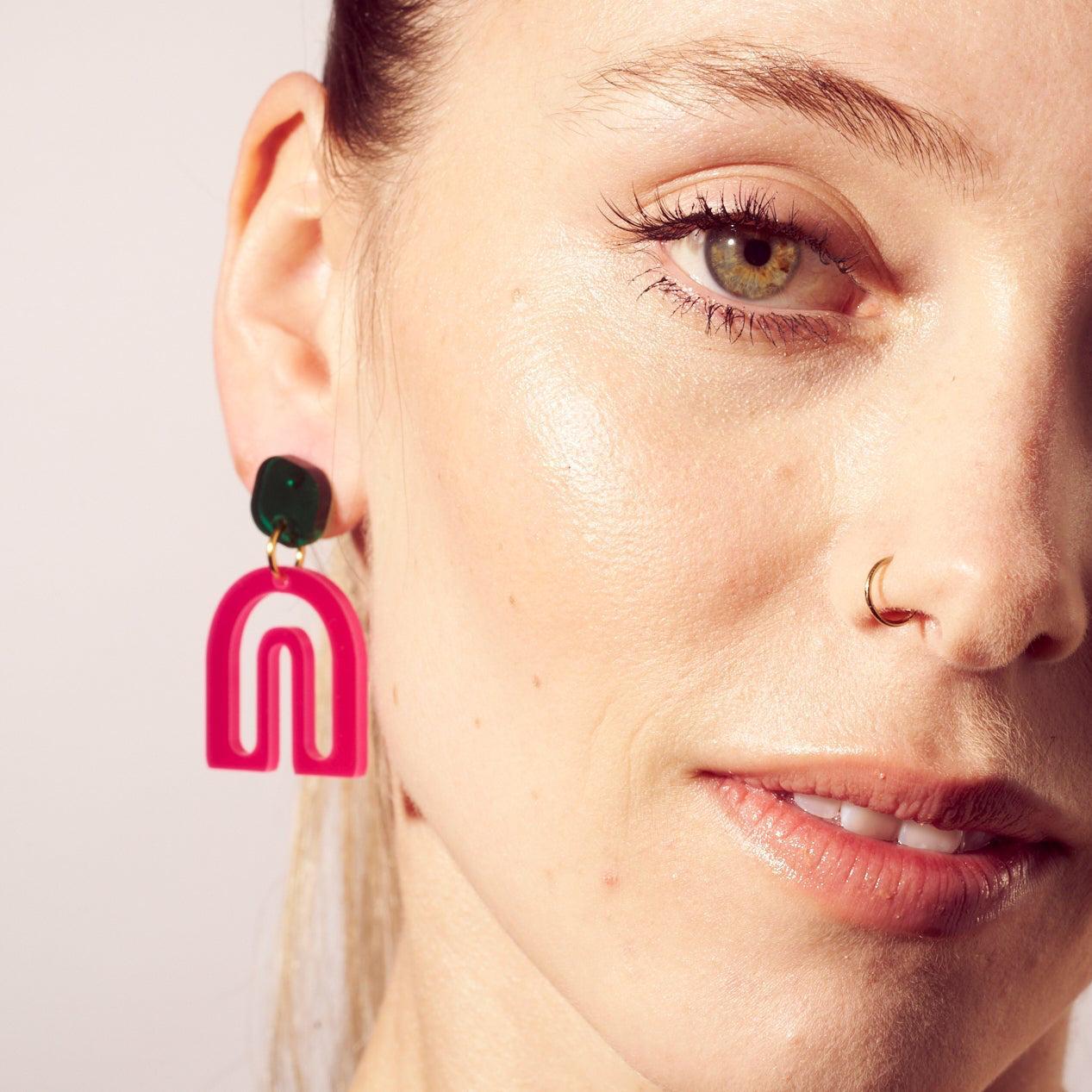 Pika - magenta & dark green-Veronica Antonucci-Veronica Antonucci-nachhaltige-statement-ohrringe-schweiz