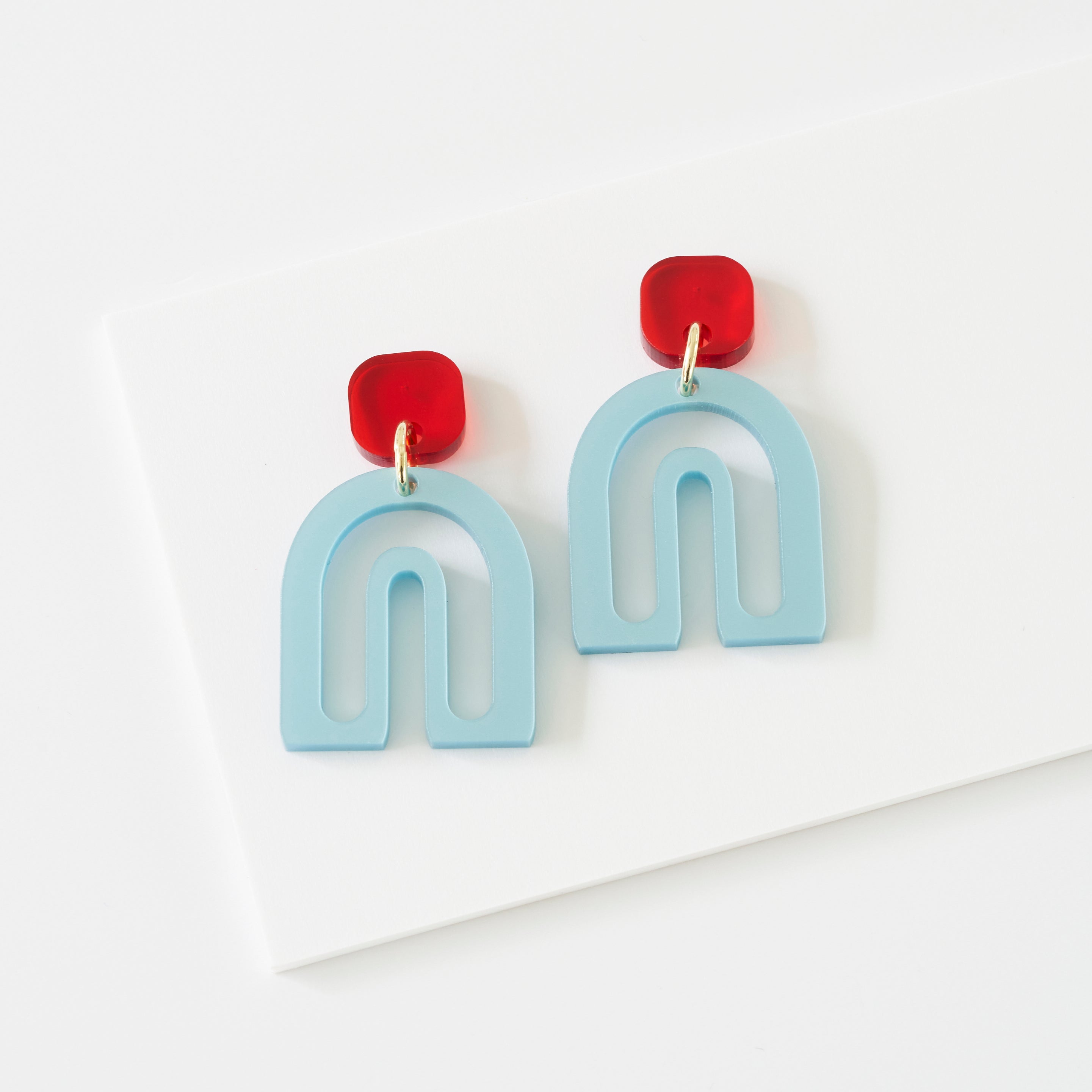 Pika - pearly blue and red-Veronica Antonucci-Veronica Antonucci-nachhaltige-statement-ohrringe-schweiz