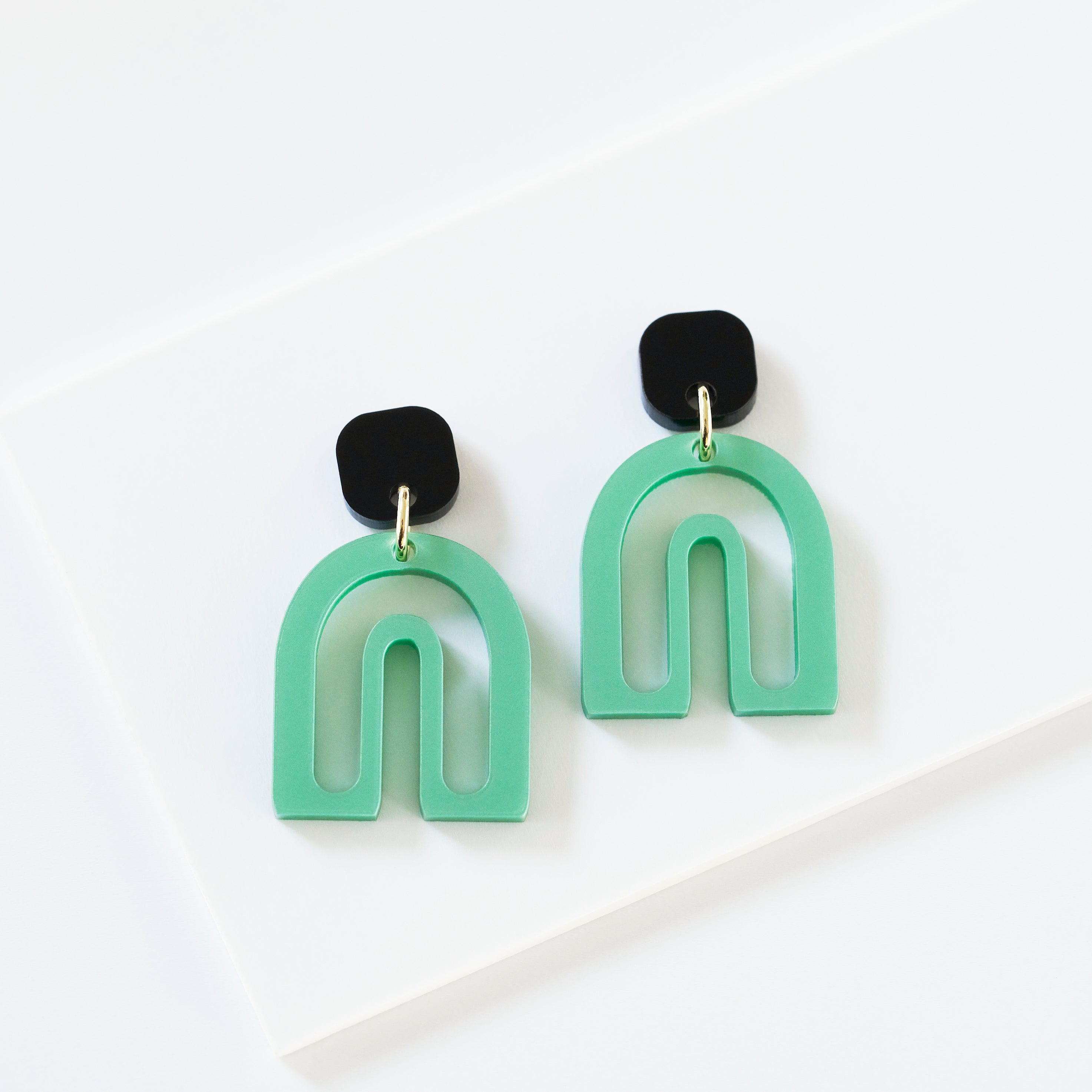 Pika - pearly green and black-Veronica Antonucci-Veronica Antonucci-nachhaltige-statement-ohrringe-schweiz