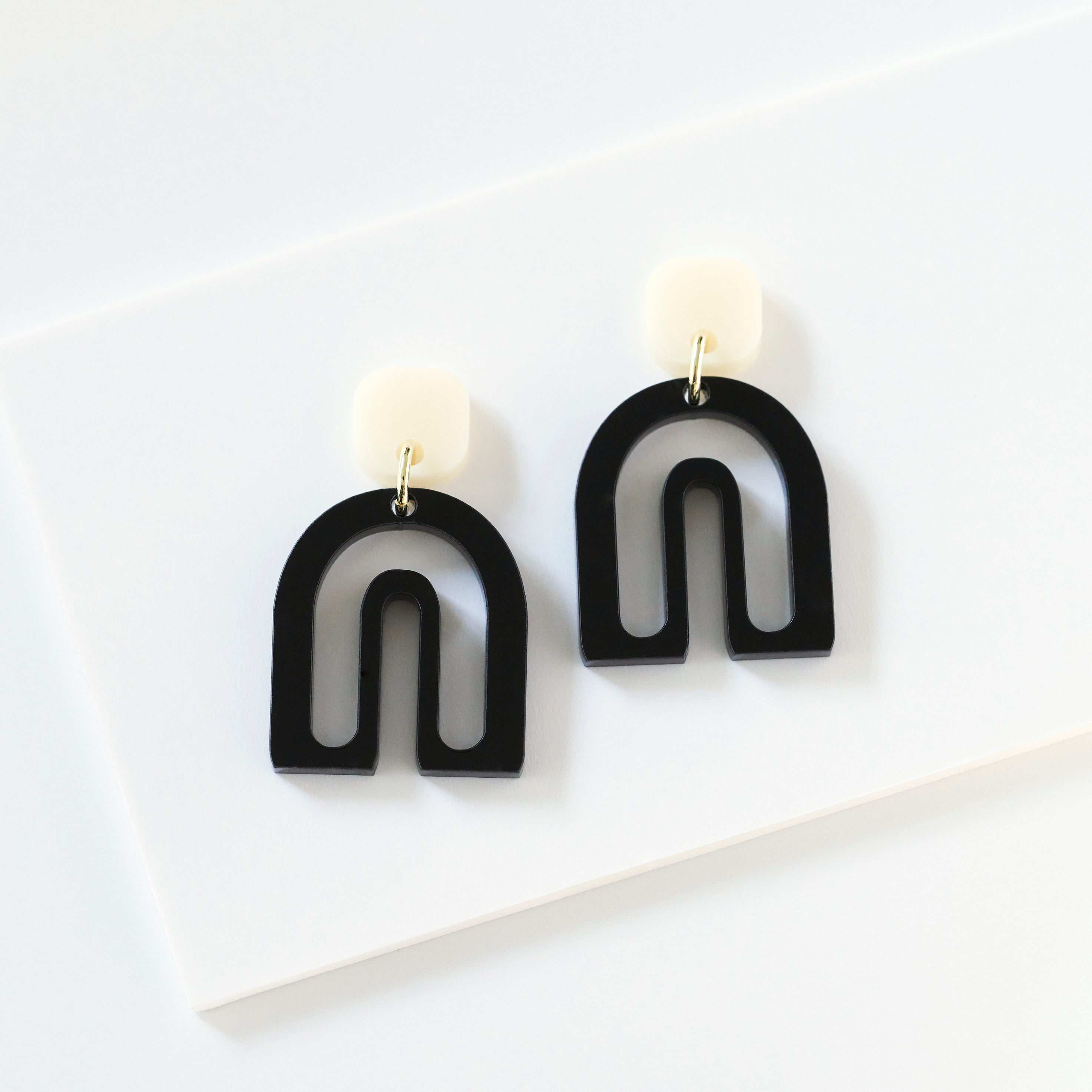 Pika-acrylic glass-Veronica Antonucci-black & cream-Veronica Antonucci-nachhaltige-statement-ohrringe-schweiz